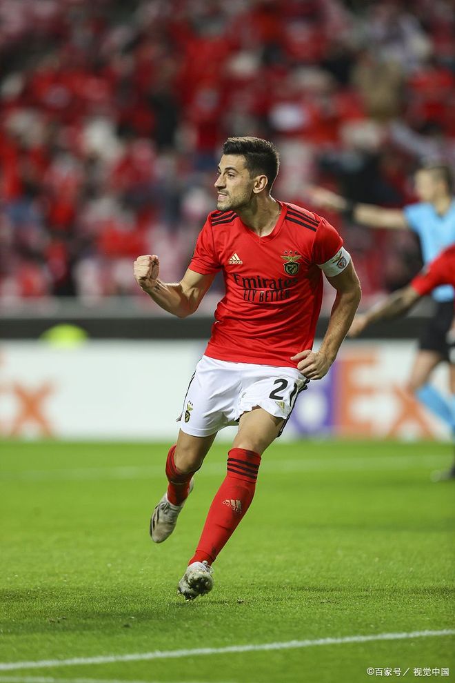 威尼斯娱乐网站 -赛地聚焦：法甲今晚热度飙升；本菲卡临场应变；引发热议；控场能力受关注 