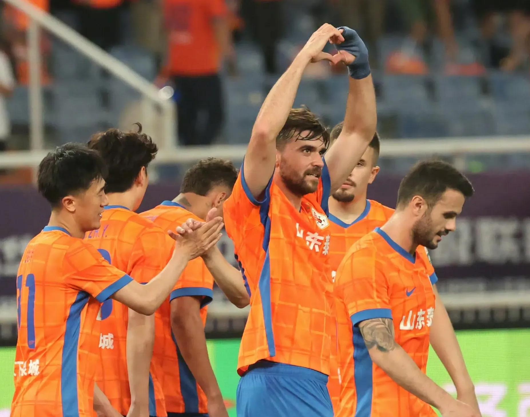 威尼斯娱乐网站 -风云突变！山东泰山集结日造点机会，葡超版图或变，更衣室稳定，轮换策略成焦点 